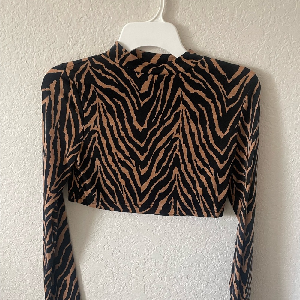 Mock Neck Zebra Stripe Crop Tee
Size: S
#cropped 
#zebra
#mockneck
#shein